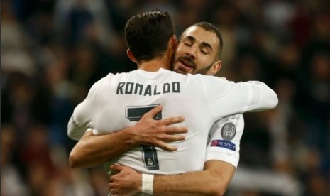 Cristiano Ronaldo berpelukan dengan Karim Benzema.