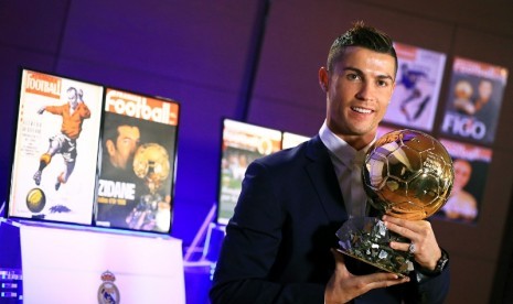 Cristiano Ronaldo berpose dengan trofi Ballon d'Or 2016.