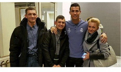 Cristiano Ronaldo bersama David Pawlaczyc (kedua kiri) dan keluarganya.