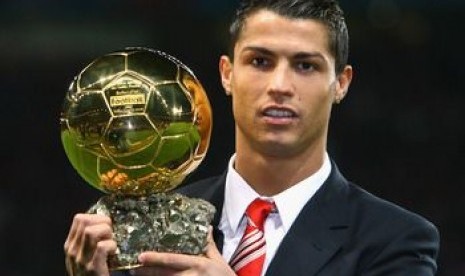 Cristiano Ronaldo bersama trofi Ballon d'Or 2013.