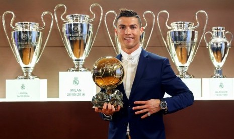 Cristiano Ronaldo bersama trofi Ballon d'Or 2016.