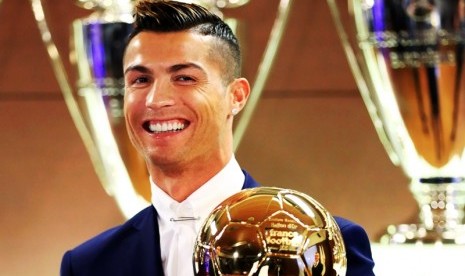 Cristiano Ronaldo bersama trofi Ballon d'Or 2016.