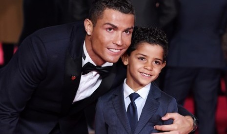 Cristiano Ronaldo dan anaknya Cristiano Ronaldo Jr.