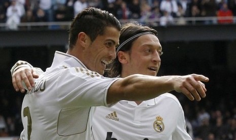 Cristiano Ronaldo dan Mesut Ozil.