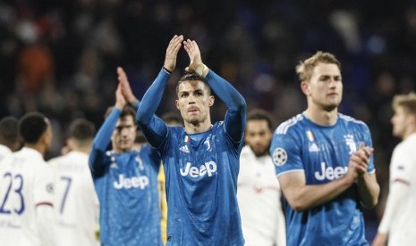 Cristiano Ronaldo dan pemain Juventus lainnya harus menerima kenyataan kalah dari  Olympique Lyonnais saat keduanya bertanding di leg pertama babak 16 besar liga Champions.