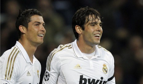 Cristiano Ronaldo dan Ricardo Kaka (kanan)