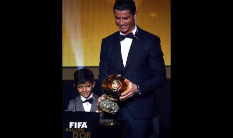 Cristiano Ronaldo dan Ronaldo Junior (kiri)