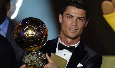 Cristiano Ronaldo dan trofi Ballon d'Or 2013.