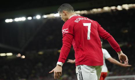  Cristiano Ronaldo dari Manchester United memberi isyarat selama pertandingan sepak bola Liga Premier Inggris antara Manchester United dan West Ham United di stadion Old Trafford di Manchester, Inggris, Ahad, 30 Oktober 2022. 