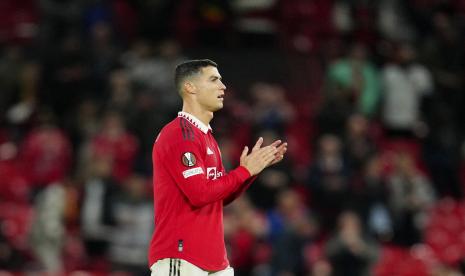 Cristiano Ronaldo dari Manchester United memberi tepuk tangan kepada para penggemar.