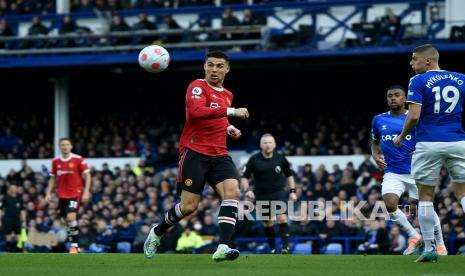  Cristiano Ronaldo dari Manchester United menatap bola saat pertandingan sepak bola Liga Premier antara Everton dan Manchester United di Goodison Park, di Liverpool, Inggris, Sabtu, 9 April 2022. 