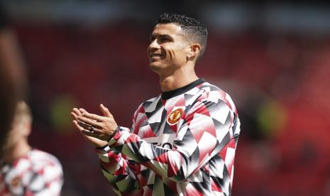  Cristiano Ronaldo dari Manchester United tersenyum sebelum dimulainya pertandingan sepak bola Liga Inggris antara Manchester United dan Brighton di Stadion Old Trafford di Manchester, Inggris, Ahad, 7 Agustus 2022.