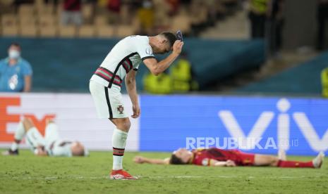 Cristiano Ronaldo dari Portugal bereaksi selama pertandingan babak 16 besar Piala Eropa 2020 antara Belgia dan Portugal di stadion La Cartuja di Seville, Spanyol, Minggu, 27 Juni 2021. 