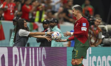  Cristiano Ronaldo dari Portugal diberikan bola oleh seorang ball girl selama pertandingan sepak bola babak 16 besar Piala Dunia FIFA 2022 antara Portugal dan Swiss di Stadion Lusail di Lusail, Qatar,Rabu (7/12/2022) dini hari WIB. 