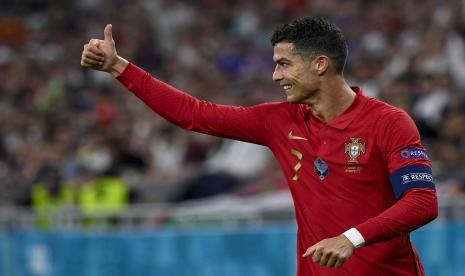 Cristiano Ronaldo dari Portugal melakukan selebrasi usai mencetak gol pada pertandingan Portugal vs. Prancis pada putaran ketiga Grup F Piala Eropa 2020 di Puskas Ferenc Arena di Budapest, Hongaria, 23 Juni 2021.