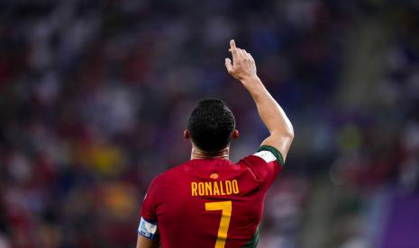 Cristiano Ronaldo dari Portugal merayakan setelah mencetak gol dari titik penalti saat timnya melawan Ghana selama pertandingan sepak bola grup H Piala Dunia di Stadion 974 di Doha, Qatar, Kamis, 24 November 2022. 