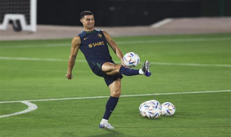  Cristiano Ronaldo dari timnas Portugal tampil dalam sesi latihan timnya di Al-Shahaniya, Qatar, Kamis, 8 Desember 2022. Portugal akan menghadapi Maroko dalam pertandingan sepak bola perempat final Piala Dunia FIFA 2022 pada 10 Desember 2022. 