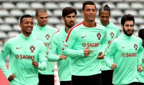 Cristiano Ronaldo (depan) bersama rekan-rekannya di timnas Portugal.