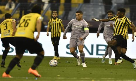 Cristiano Ronaldo dikepung oleh para pemain Al-Ittihad dalam laga semifinal Piala Super Saudi, Jumat (27/1/2023) dini hari WIB.