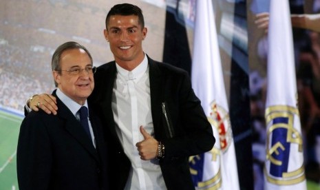  Cristiano Ronaldo (kanan) berpose dengan Presiden Real Madrid Florentino Perez.