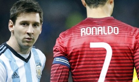 Cristiano Ronaldo (kanan) dan Lionel Messi. Messi menjadi kandidat kuat peraih gelar Pemain Terbaik FIFA tahun ini.