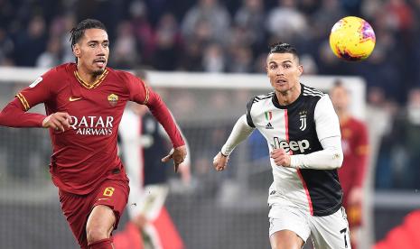 Cristiano Ronaldo (kanan) dari Juventus beraksi melawan Chris Smalling (kiri) dari Roma pada pertandingan sepak bola perempat final Piala Italia antara Juventus FC dan AS Roma di Turin, Italia, 22 Januari 2020.