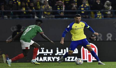 Cristiano Ronaldo (kanan) melakoni debut pada laga resmi Al Nassr sebagai kapten saat timnya melawan Al Ettifaq dalam lanjutan Pro Liga Arab Saudi, Senin (23/1/2023).