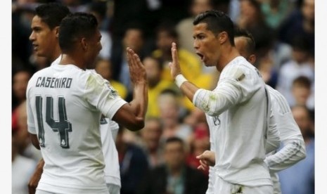 Cristiano Ronaldo (kanan) merayakan golnya bersama Casemiro.