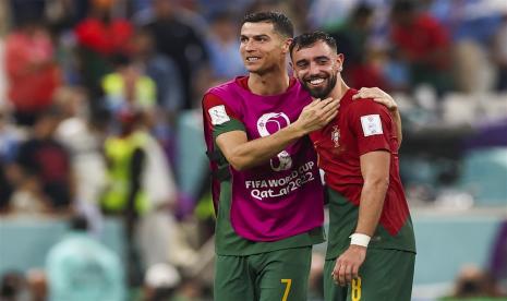 Cristiano Ronaldo (Kiri) dan Bruno Fernandes merayakan gol setelah pertandingan sepak bola grup H Piala Dunia FIFA 2022 antara Portugal dan Uruguay di Stadion Lusail di Lusail, Qatar, Selasa (29/11/2022) dini hari WIB. 