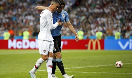 Cristiano Ronaldo (kiri) dan Edinson Cavani.