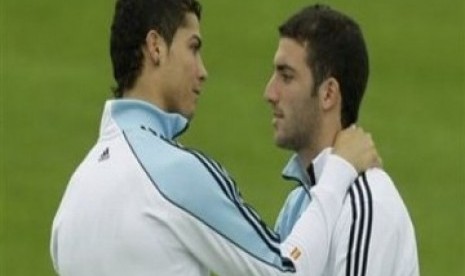 Cristiano Ronaldo (kiri) dan Gonzalo Higuain