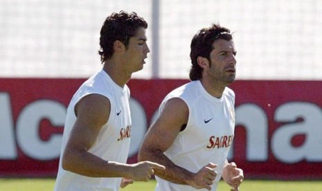 Cristiano Ronaldo (kiri) dan Luis Figo