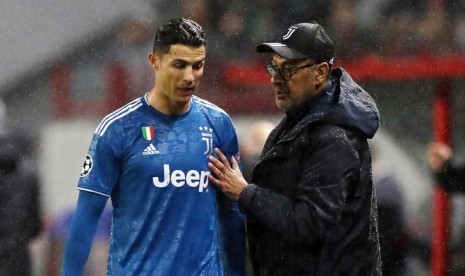 Cristiano Ronaldo (kiri) dan Maurizio Sarri.