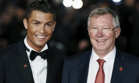 Cristiano Ronaldo (kiri) dan Sir Alex Ferguson.