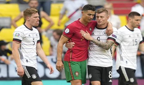 Cristiano Ronaldo (kiri) dari Portugal memeluk Toni Kroos dari Jerman setelah pertandingan sepak bola babak penyisihan grup F UEFA EURO 2020 antara Portugal dan Jerman di Munich, Jerman, 19 Juni 2021. 