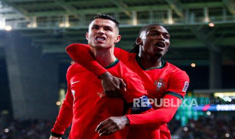 Cristiano Ronaldo (kiri) merayakan gol ke gawang Polandia bersama Rafael Leao pada laga UEFA Nations League, Sabtu (16/11/2024) dini hari WIB.