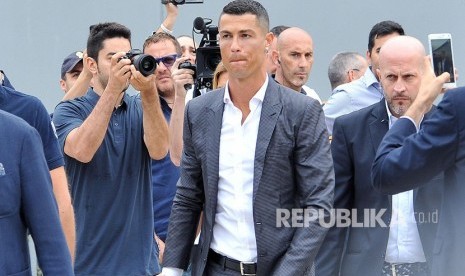 Cristiano Ronaldo (kiri)  tiba di Juventus J Medical di Turin, Italia, Senin (16/7).