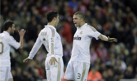 Cristiano Ronaldo (kiri), winger Real Madrid, bersama Pepe merayakan gol setelah Ronaldo menjebol jala Atletico Madrid di laga La Liga Spanyol di Stadion Vicente Calderon, Madrid, Rabu (11/4).