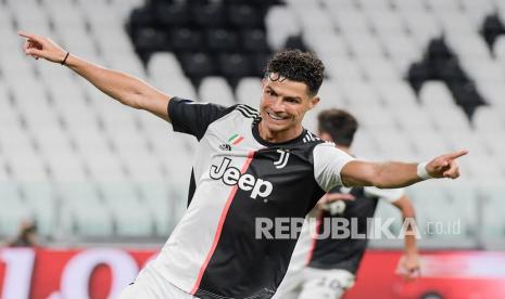 Cristiano Ronaldo melakukan selebrasi  setelah mencetak gol pada pertandingan sepak bola Serie A Italia antara Juventus dan Lazio di stadion Allianz di Turin, Italia, Senin (20/7/2020). 