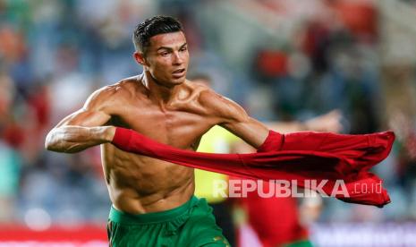  Cristiano Ronaldo melakukan selebrasi setelah mencetak gol  pada pertandingan sepak bola kualifikasi Piala Dunia FIFA Qatar 2022, Grup A Zona Eropa, antara Portugal dan Irlandia yang diadakan di Stadion Algarve di Faro, Portugal,  Kamis (2/9) WIB.