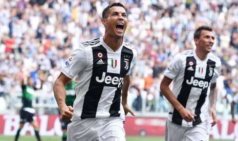 Cristiano Ronaldo meluapkan kegembiraan usai mencetak gol pertamanya bagi Juventus di Serie A di pertandingan menghadapi US Sassuolo di Allianz Stadium di Turin, Italia, 16 September 2018