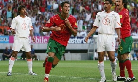 Cristiano Ronaldo meluapkan kegembiraannya usai mencetak gol pembuka saat Portugal mengalahkan Belanda 2-1 di babak semifinal Piala Eropa 2004.