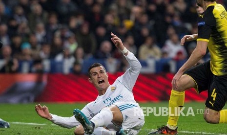 Cristiano Ronaldo memprotes putusan wasit pada pertandingan Real Madrid melawan Borussia Dortmund di Stadion Santiago Bernabeu, Kamis (7/11) dini hari.