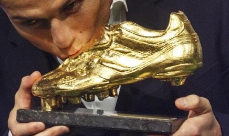 Cristiano Ronaldo mencium trofi Sepatu Emas.