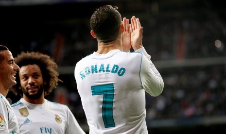 Cristiano Ronaldo menengadahkan tangan usai mencetak gol ke gawang Malaga, Sabtu (25/11) malam WIB.