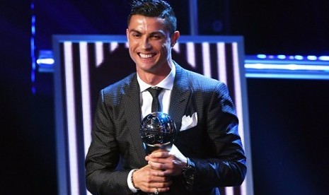 Cristiano Ronaldo menerima penghargaan Pemain Terbaik FIFA Tahun Ini.