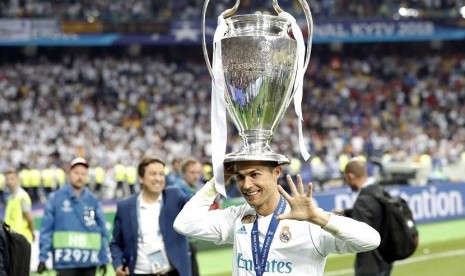 Cristiano Ronaldo mengangkat trofi Liga Champions usai mengalahkan Liverpool di final, Ahad (27/5) WIB dini hari