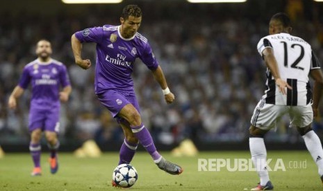 Cristiano Ronaldo menggiring bola pada Final Liga Champions Eropa 