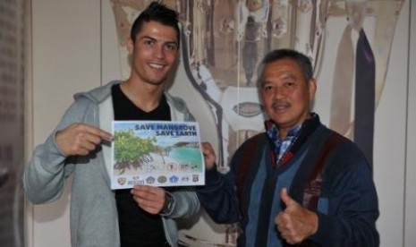 Cristiano Ronaldo menjadi Duta Pelestarian Mangrove di Indonesia. 