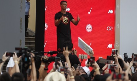 Cristiano Ronaldo menyapa penggemarnya di Beijing.